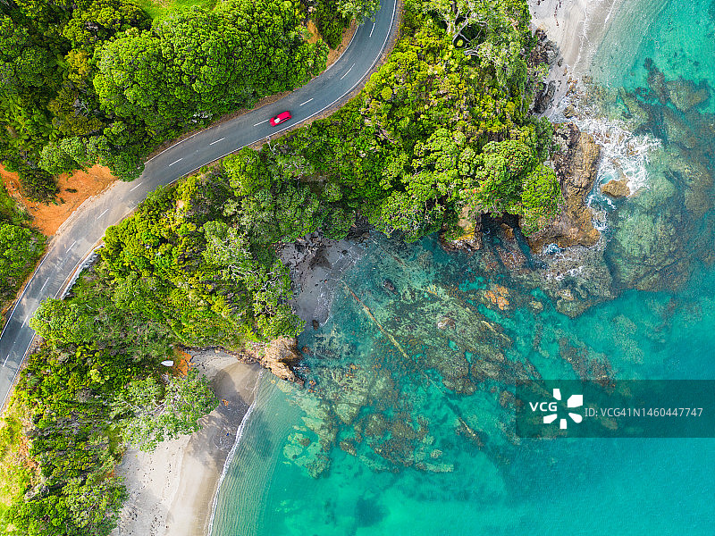 海边公路的无人机视角图片素材