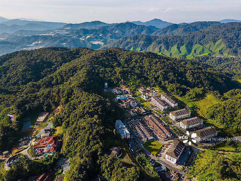 位于马来西亚彭亨州金马仑高原的丹那拉打镇鸟瞰图片素材