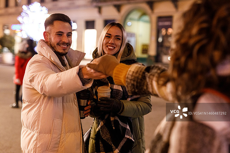 朋友在街头见面握手图片素材