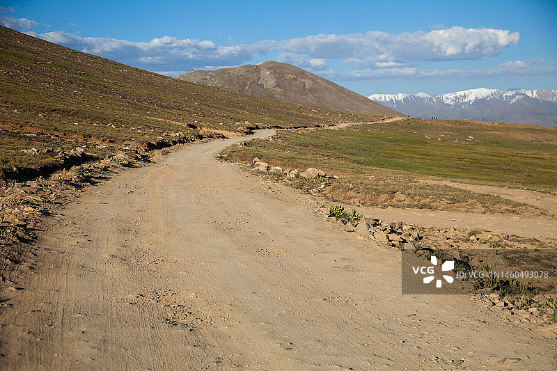山脉背景下的吉普车道图片素材