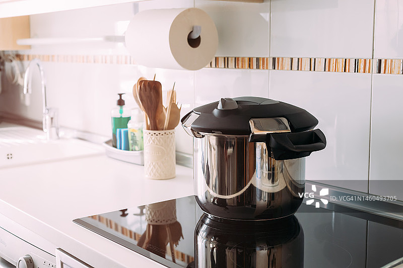 厨房中的高压锅图片素材