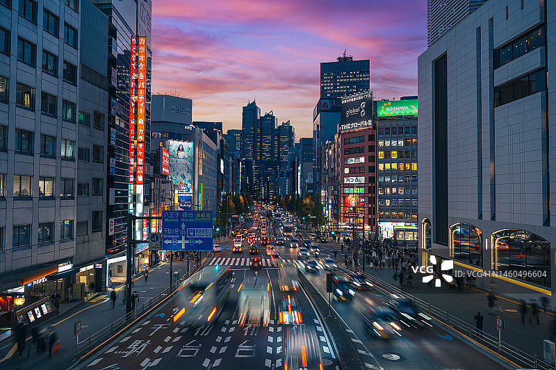 东京黄昏时分繁忙的城市道路图片素材