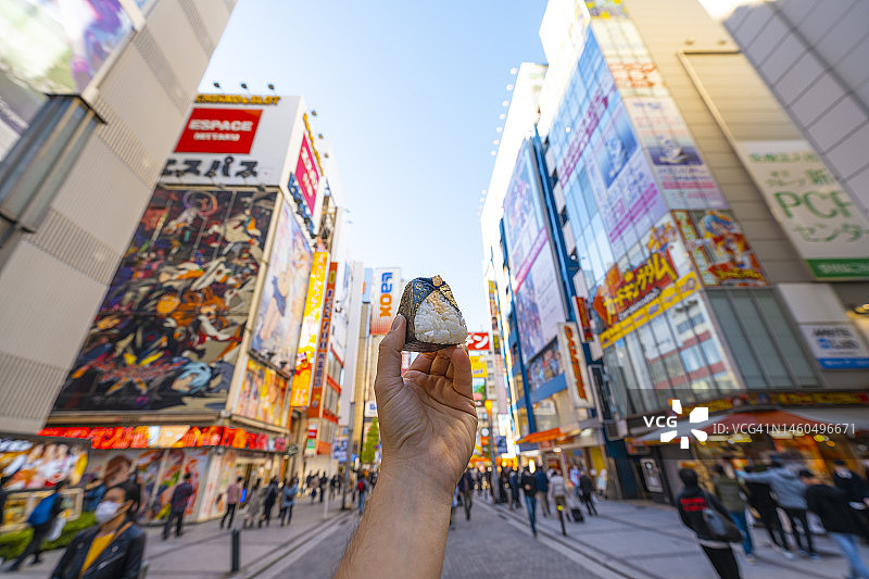 在日本东京吃御饭团图片素材