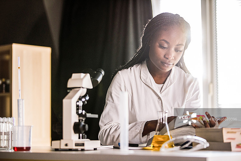 学生在实验室实习，进行研究和学习图片素材