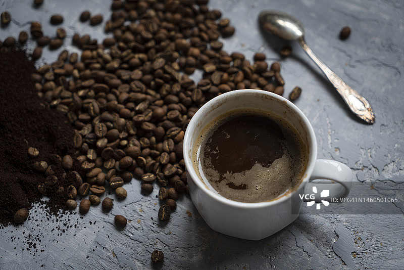 咖啡杯和烘焙咖啡豆图片素材