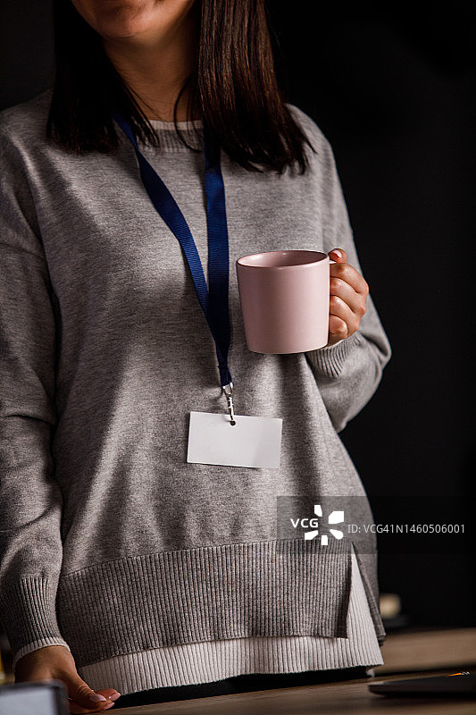 年轻女子在工作休息时享受咖啡图片素材