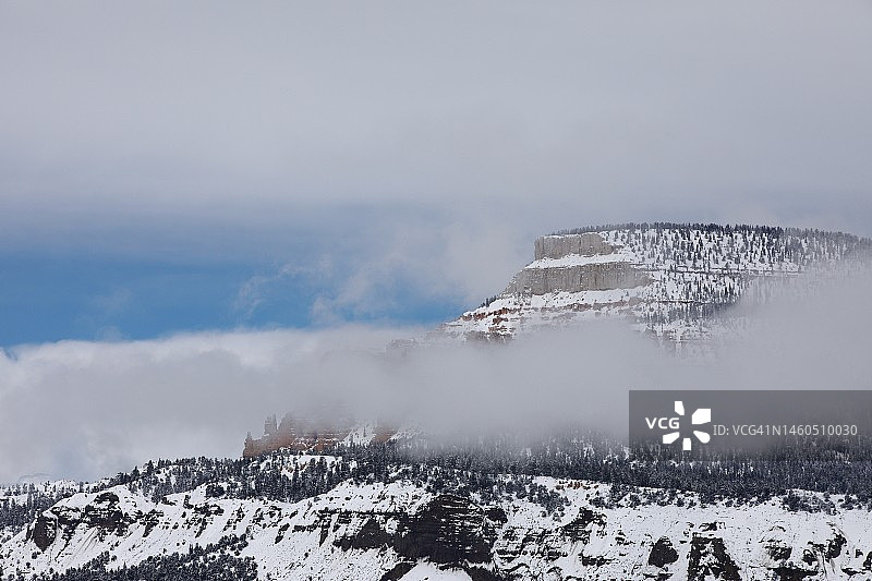 雾中山间雪山景观图片素材
