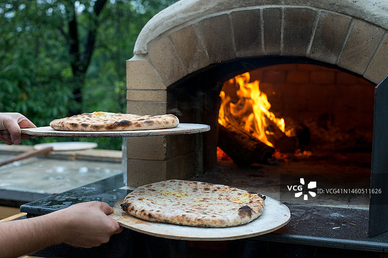 在燃木烤箱中烘烤哈查普里图片素材