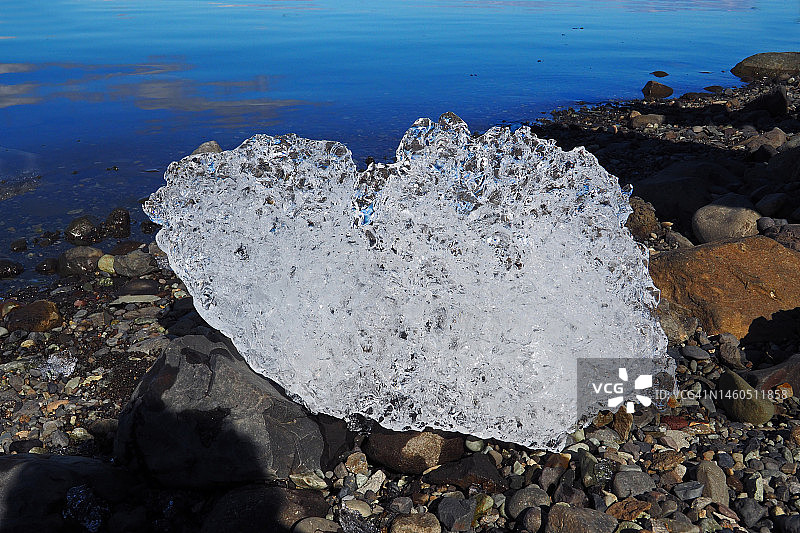 鹅卵石海滩上的心形冰块图片素材