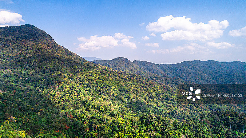 绿色山脉的航拍景色图片素材