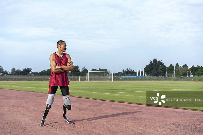 在体育场准备锻炼的假肢运动员图片素材