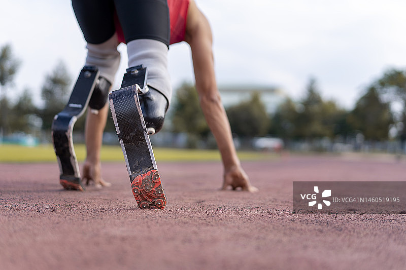 在户外训练的安装假肢的年轻男人图片素材