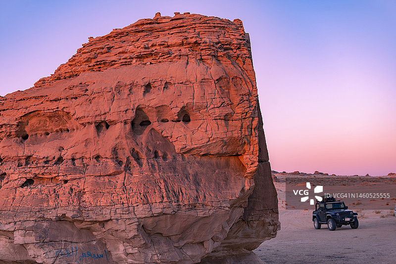 沙特阿拉伯日落时分的沙漠景观图片素材