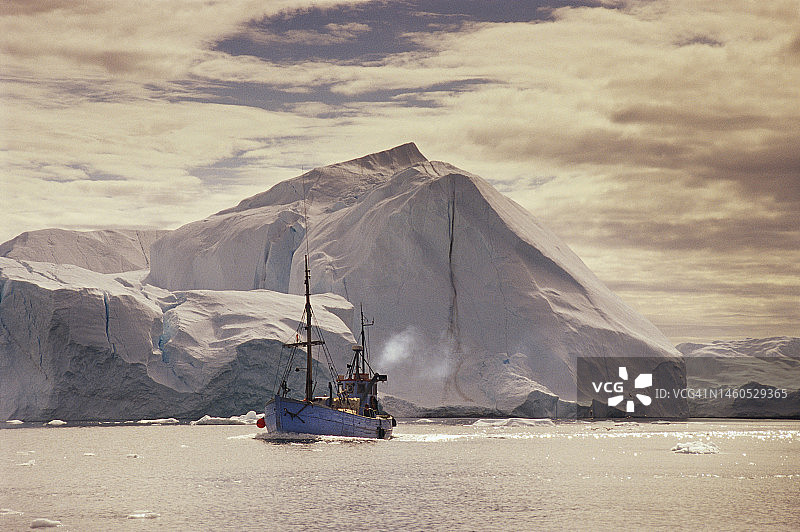 船和冰山图片素材