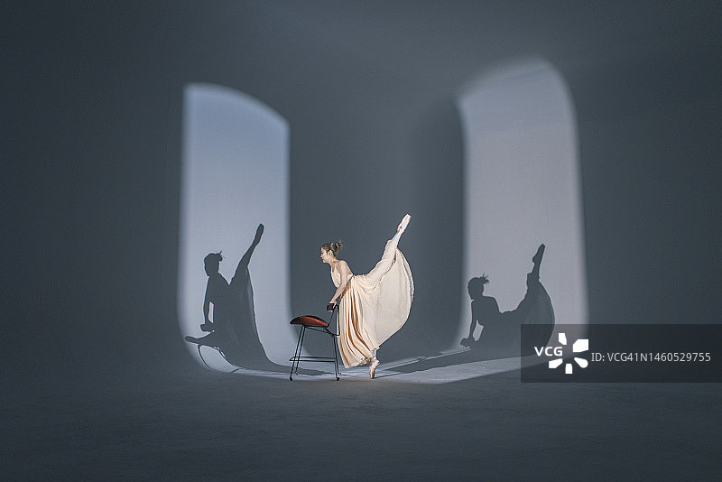 摆着优美姿势跳舞的年轻亚洲女性图片素材