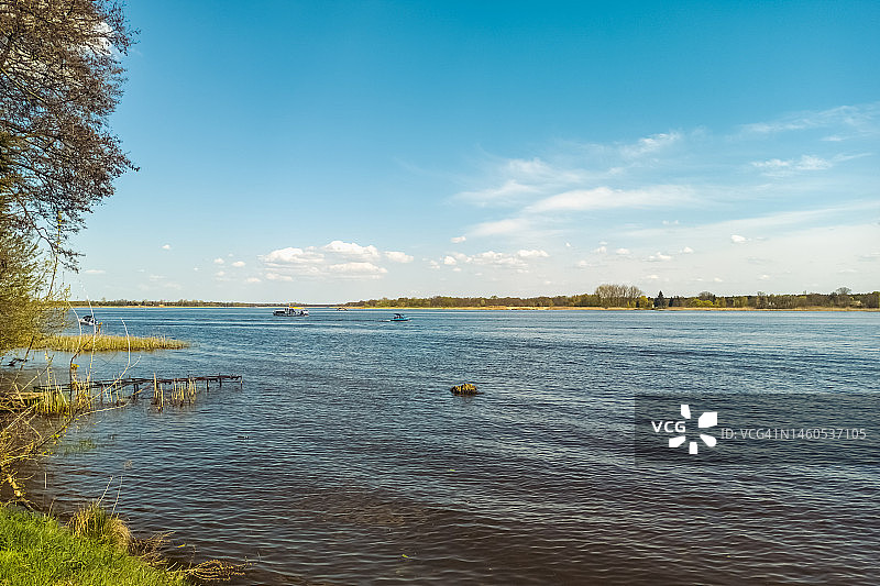 河上的摩托艇游客图片素材