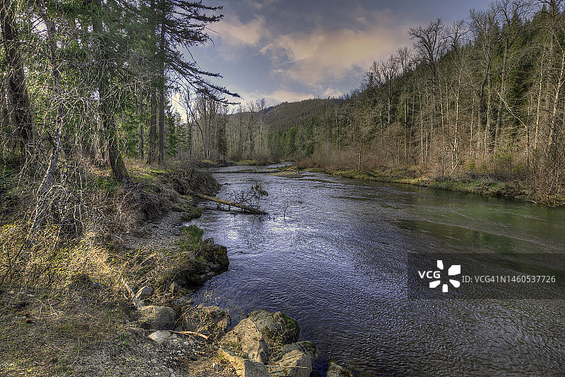 华盛顿州喀斯喀特山脉和雅基马河图片素材
