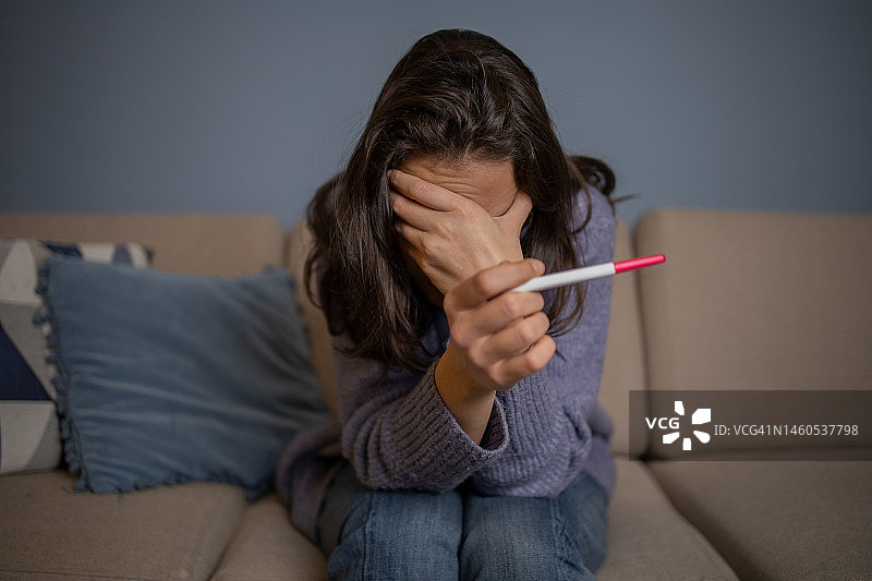 女人拿着妊娠测试图片素材