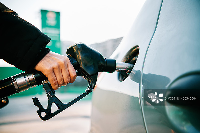 自给自足加油：石油危机时期的加油图片素材