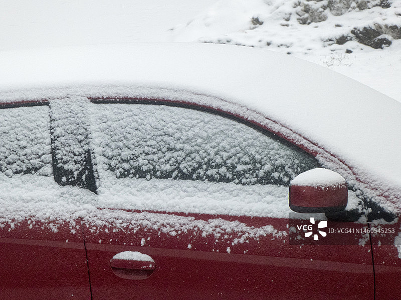 早晨覆盖着雪的汽车图片素材