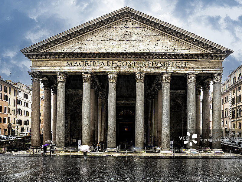 罗马万神殿外的雨天：游客撑伞漫步图片素材
