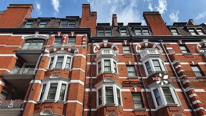 伦敦奈茨布里奇的精致红砖维多利亚式联排别墅和住宅楼图片素材