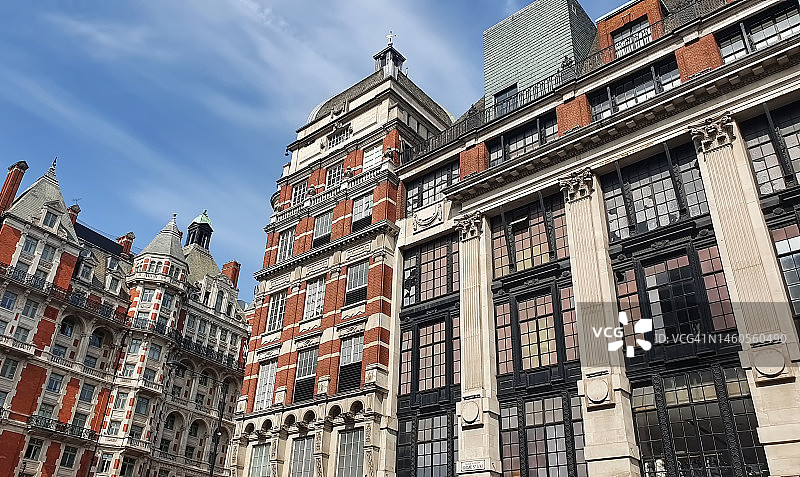 伦敦奈茨布里奇优雅的红砖维多利亚时代住宅和商业建筑图片素材