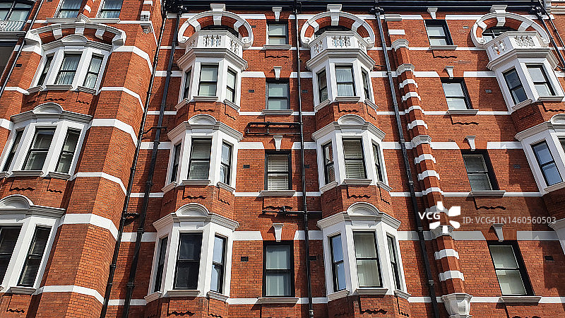 伦敦奈茨布里奇的精致红砖维多利亚式联排别墅和住宅楼图片素材