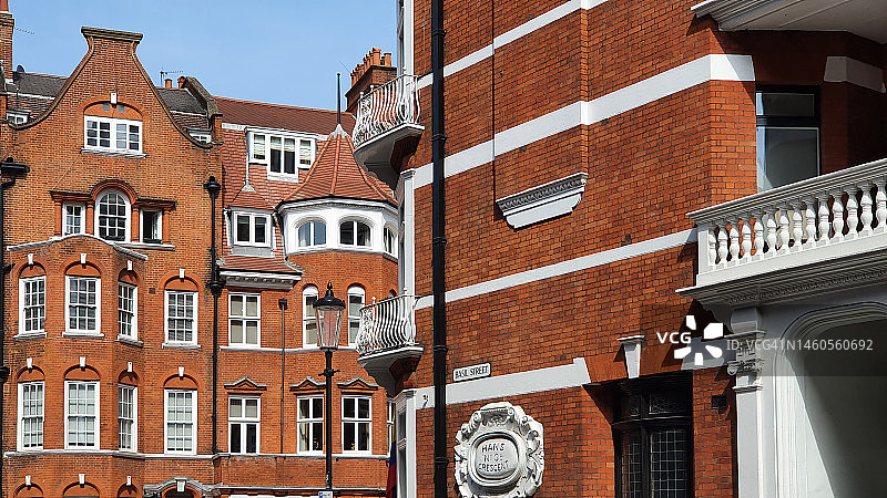 伦敦奈茨布里奇的精致红砖维多利亚式联排别墅和住宅楼图片素材