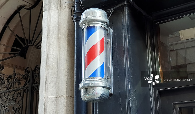 英国伦敦的老式理发店招牌图片素材