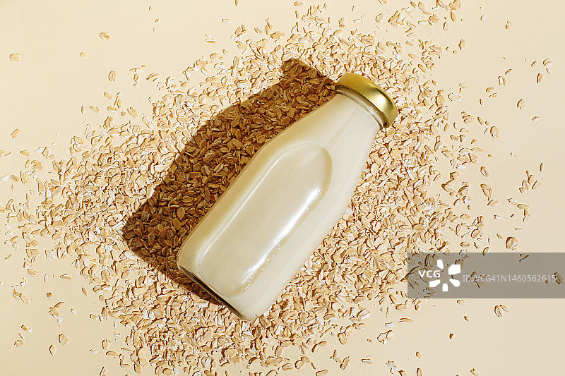 燕麦奶与燕麦片：健康纯素饮品图片素材
