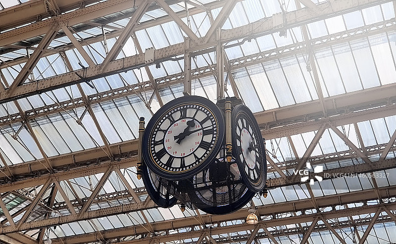 伦敦滑铁卢车站内的古老四面钟图片素材