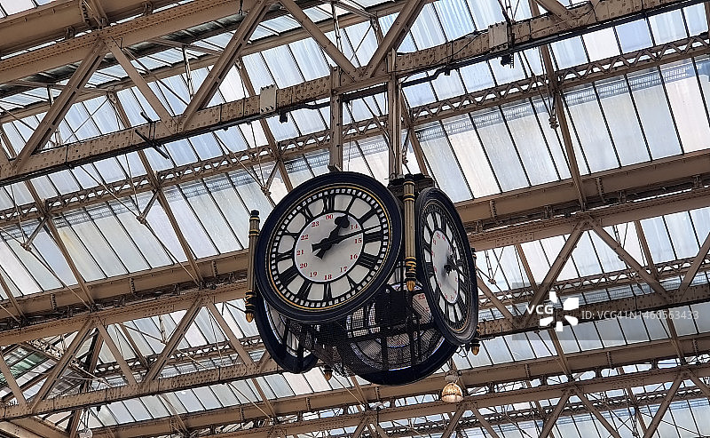 伦敦滑铁卢车站内的古老四面钟图片素材