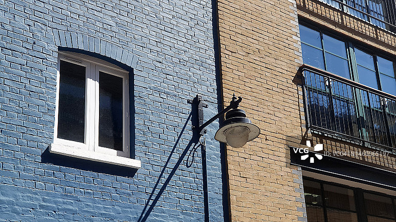 伦敦住宅建筑彩色砖墙外立面细节图片素材