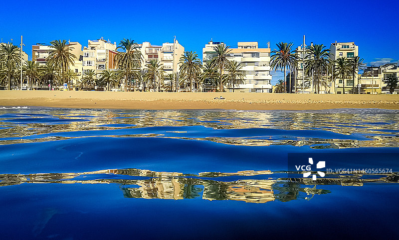 地中海城市海滨天际线图片素材