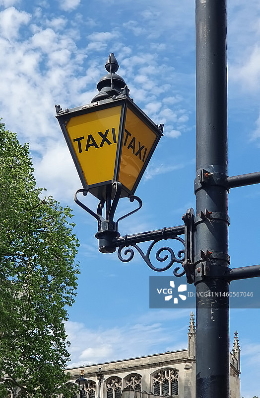 伦敦老式锻铁出租车站路灯图片素材