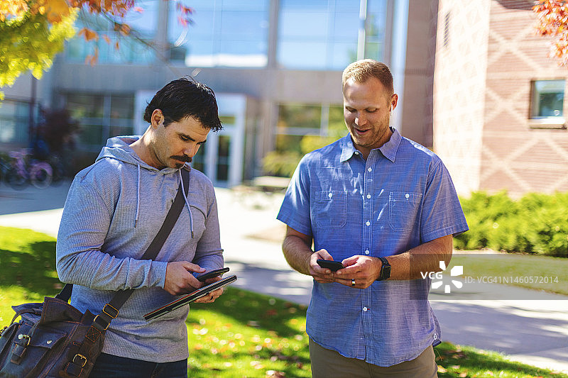 在大学校园使用科技的年轻男性照片图片素材