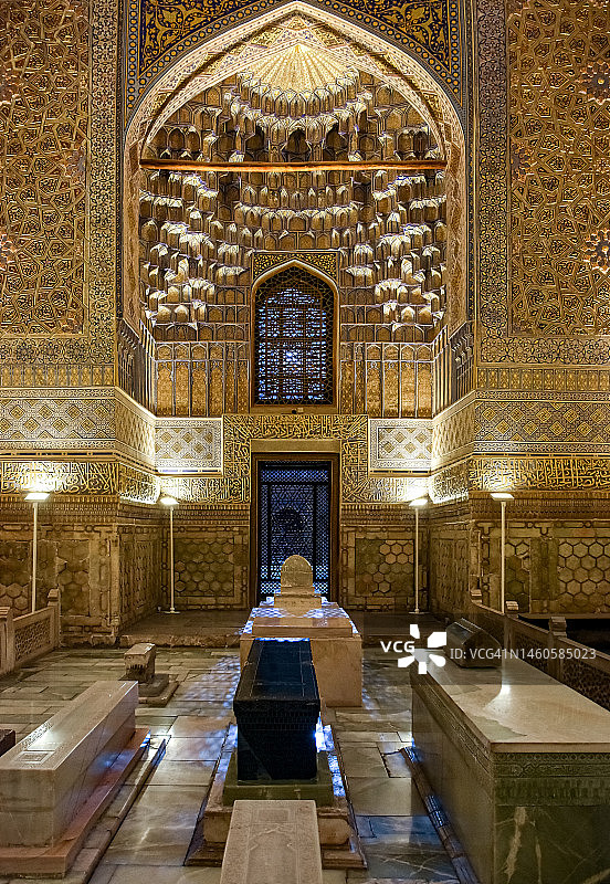 乌兹别克斯坦撒马尔罕“古里·阿米尔”陵墓中“帖木儿”的金色米哈拉布和黑色陵墓图片素材