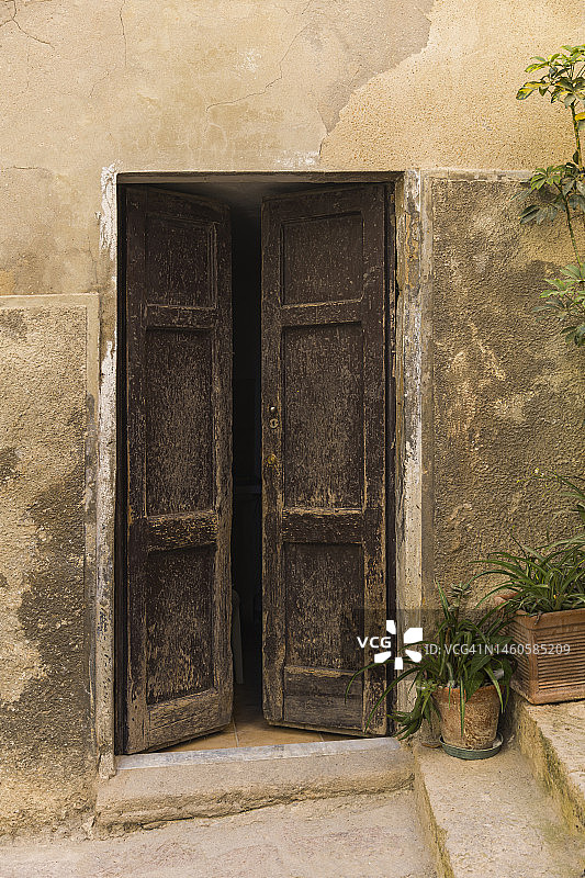 棕色木质打开的门（撒丁岛，卡斯特尔萨多）图片素材