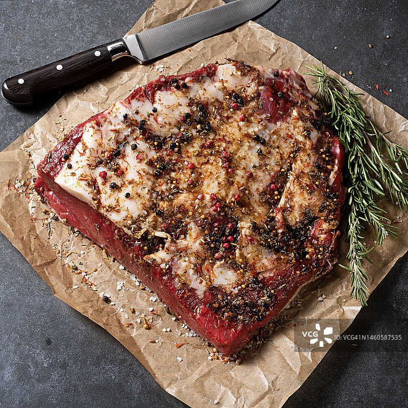 肉店纸上的腌制肉图片素材