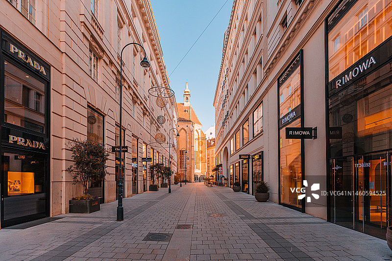 奥地利维也纳老城购物街的豪华商店图片素材