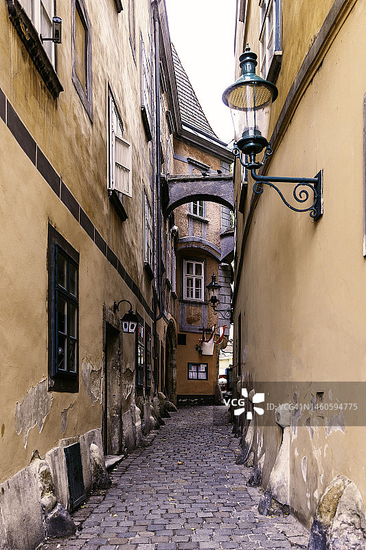 维也纳老城格里申加斯狭窄小巷，奥地利图片素材