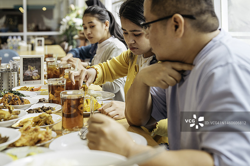 大家庭共进椰浆饭图片素材