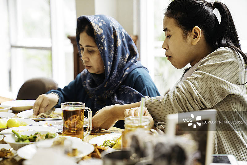 大家庭共进椰浆饭图片素材