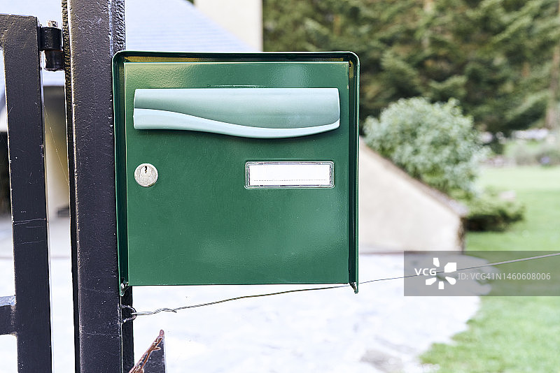 房屋外面的柱子上的信箱，带锁和钥匙孔，特写正面视图图片素材