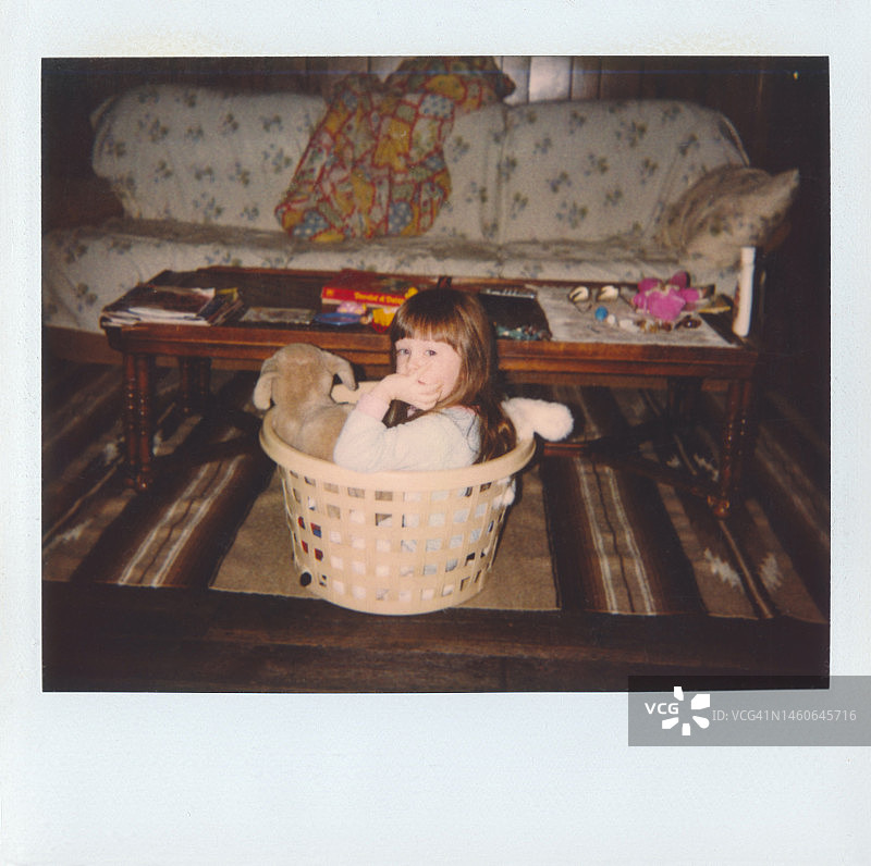 观看电视的80年代古怪儿童图片素材