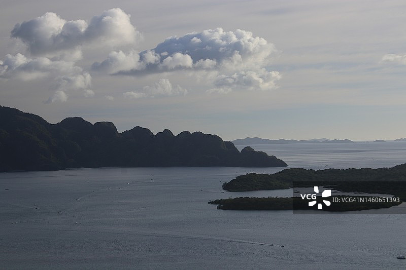 从塔比亚斯山顶上看到的科隆湾对面的科隆岛锯齿状轮廓，2022年除夕夜图片素材