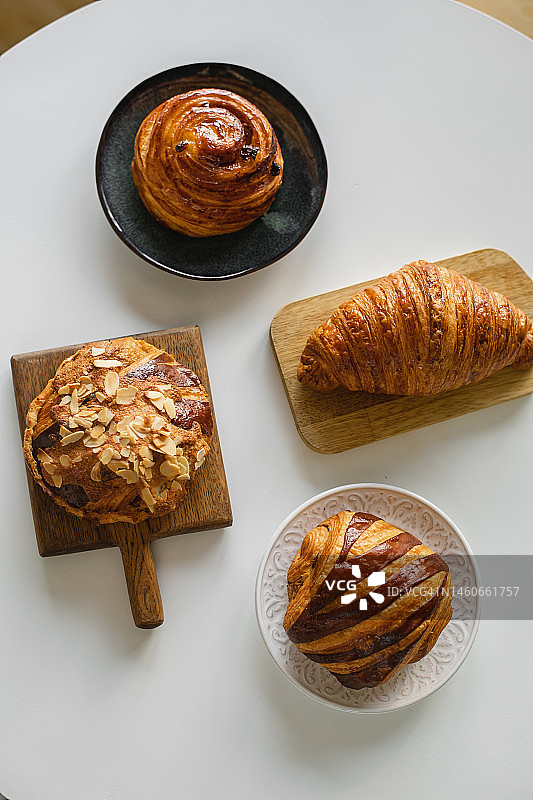 白色桌子上美味新鲜的糕点什锦图片素材