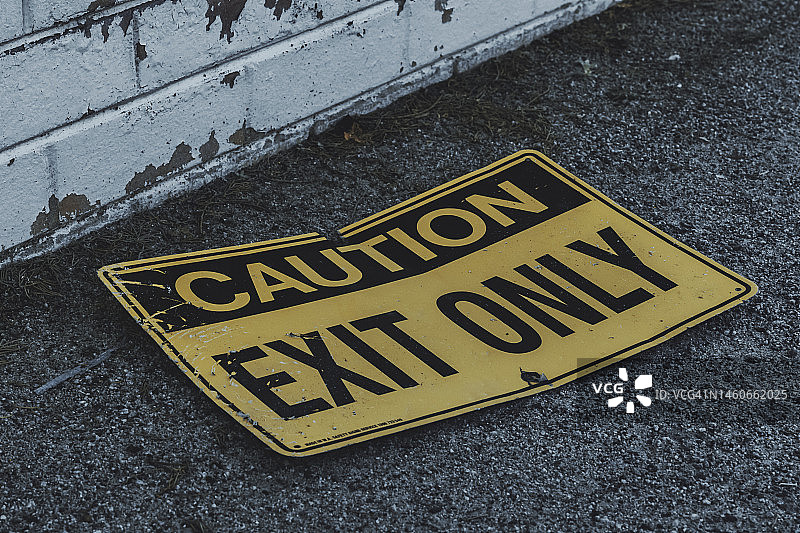 小心-仅出口标志在地面上图片素材