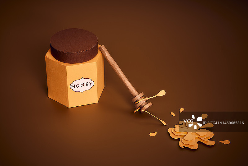 3D剪纸蜂蜜罐模型与蜂蜜勺和蜂蜜飞溅在纯暖金棕色背景上图片素材